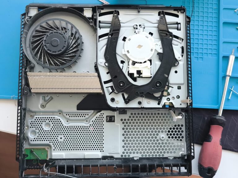 Domov 11 Čistenie PS4 Slim Košice – rozobratá konzola, ventilátor a chladič